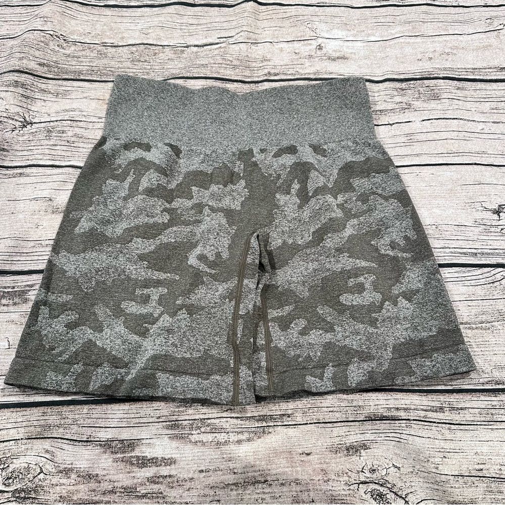NVGTN Light Grey Camo High Rise workout shorts Size Medium